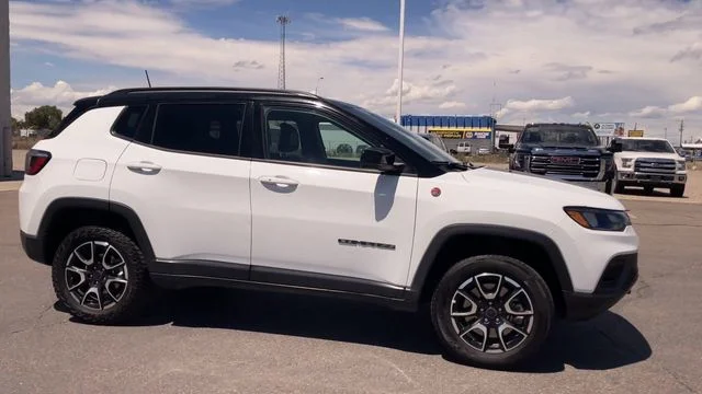 2025 Jeep Compass Trailhawk - Photo 3