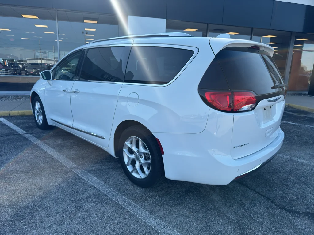 Used 2020 Bright White Clearcoat Chrysler Limited image 7