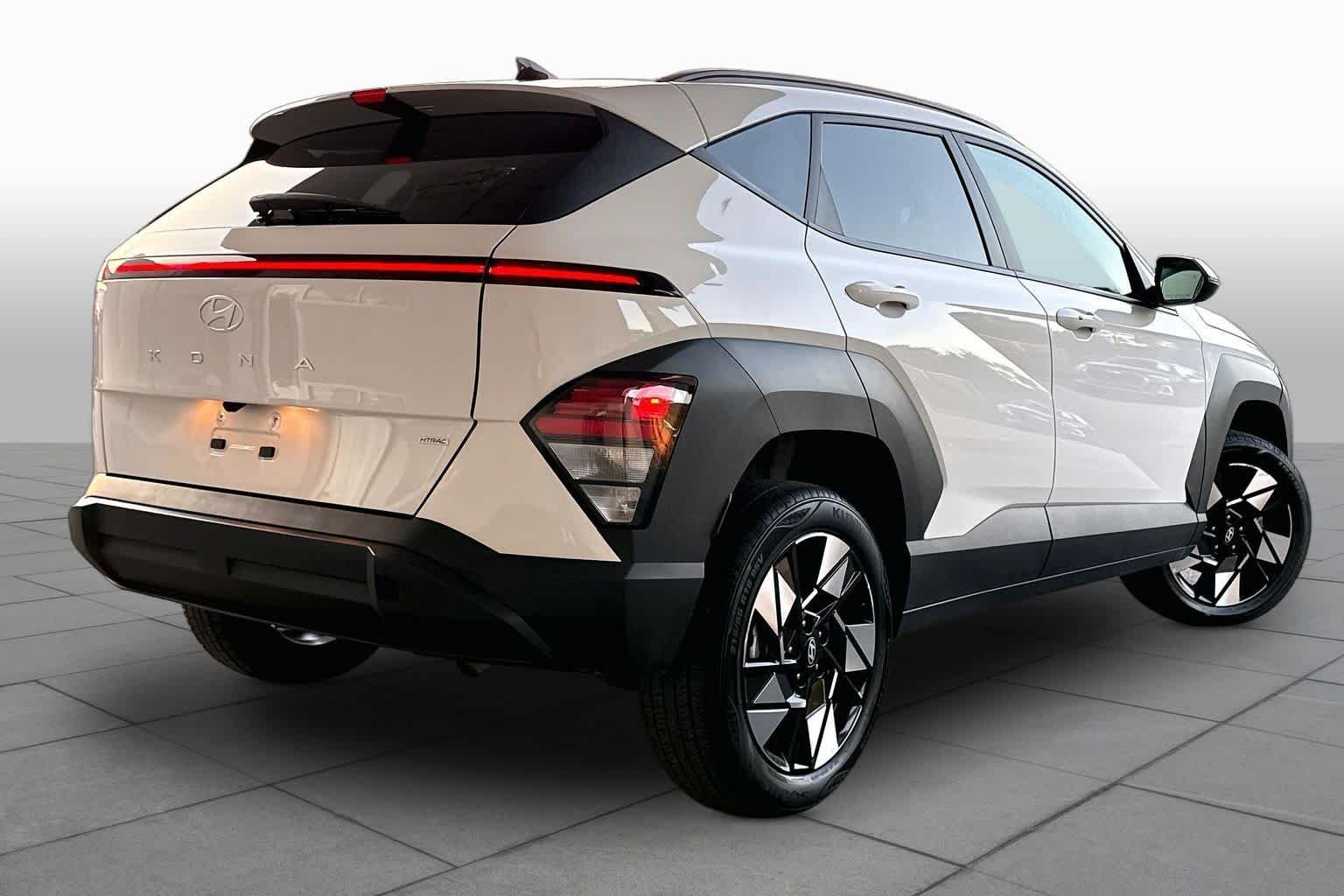 Used 2025 Atlas White Hyundai SEL image 13