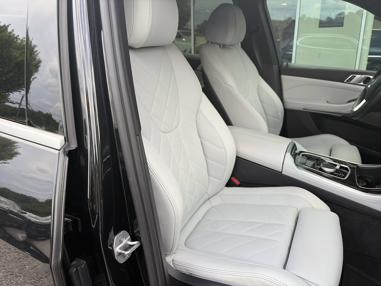 Used 2024 Black Sapphire Metallic BMW xDrive40i image 37