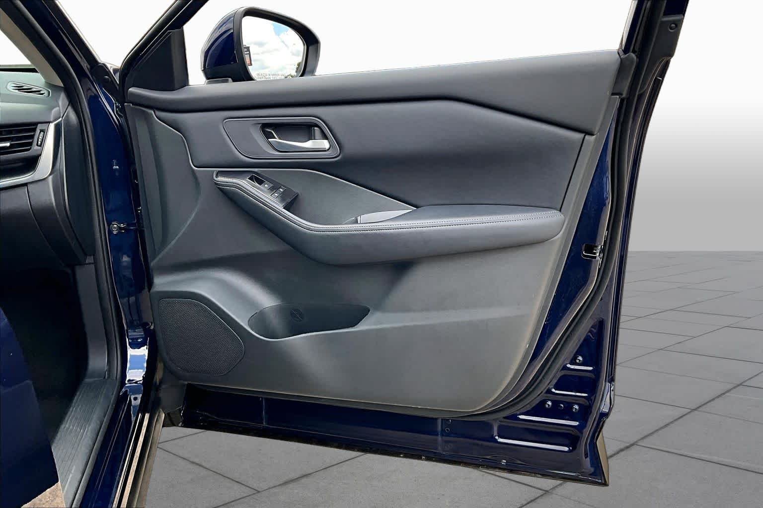 Used 2025 Deep Ocean Blue Pearl Nissan SV image 21