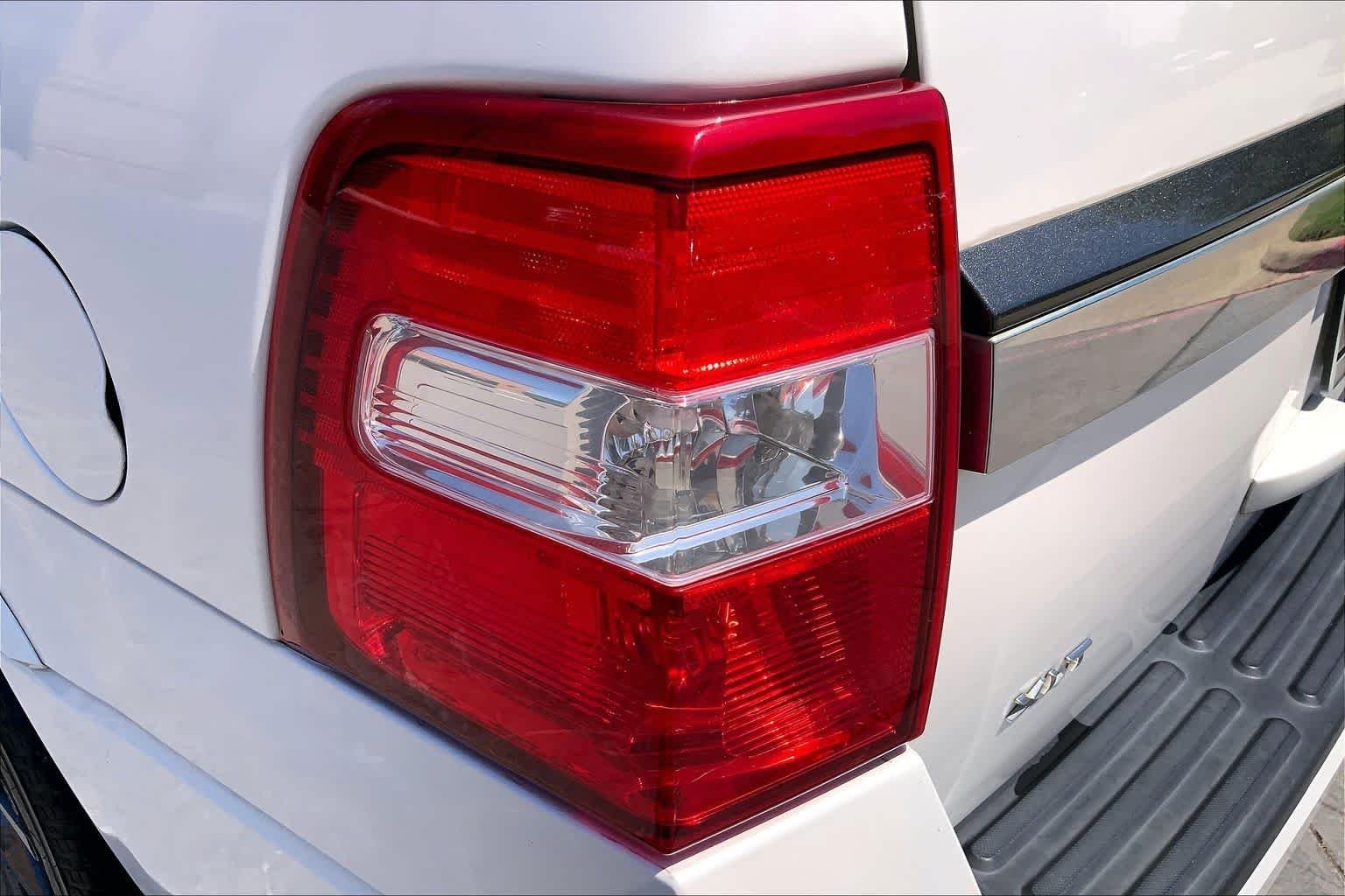 Used 2017 White Platinum Metallic Tri-Coat Ford XLT image 28