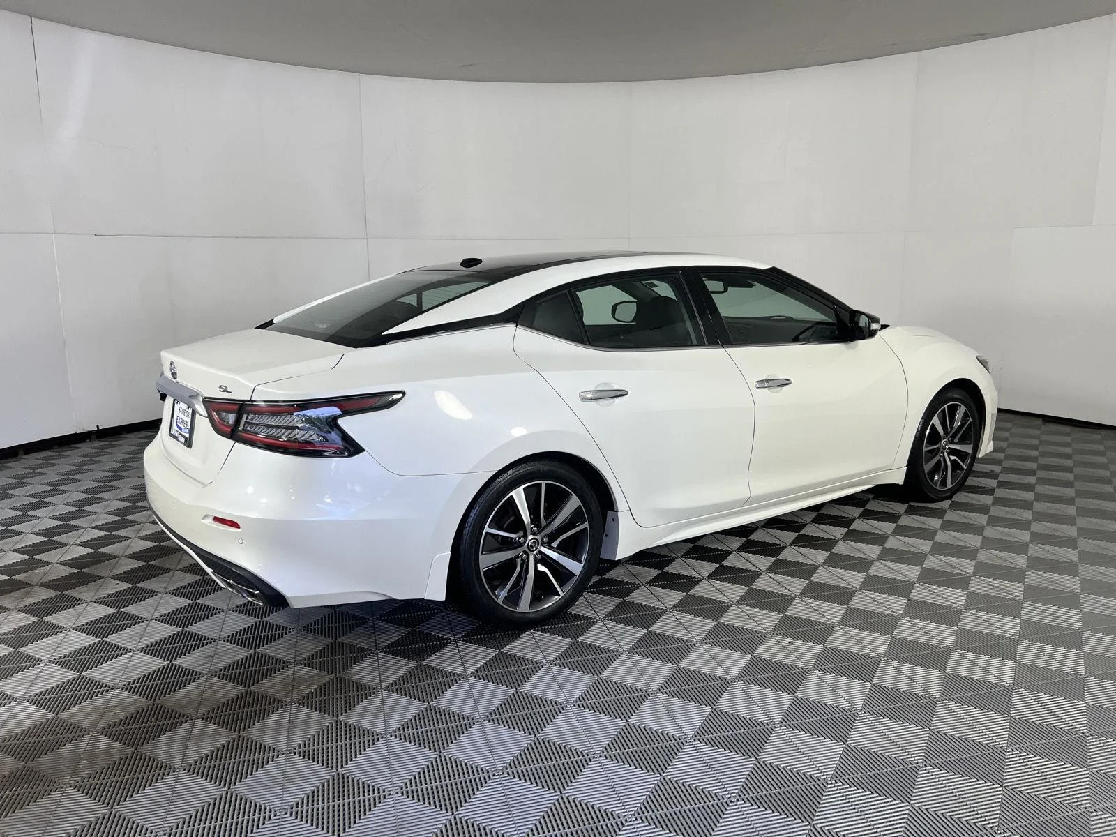 Used 2020 Pearl White Tricoat Nissan SL image 10