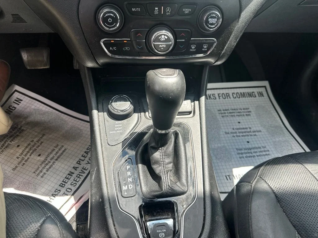 Used 2019 Crystal Metallic Jeep Limited image 21