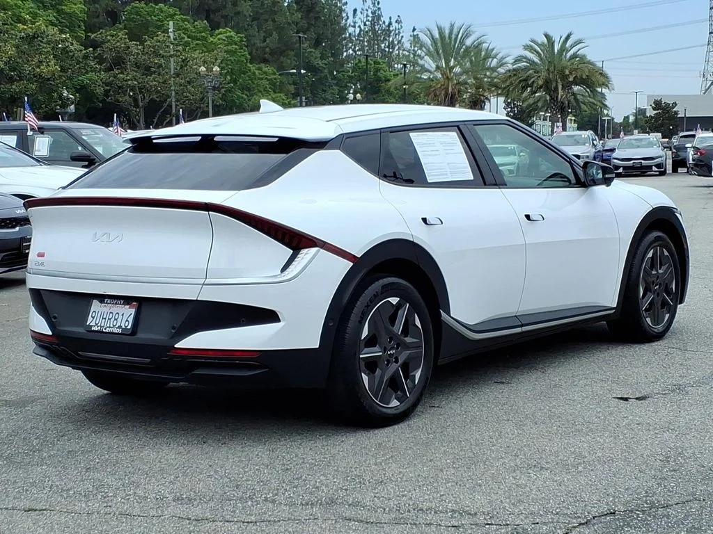 Certified Used 2025 White Kia Light image 4