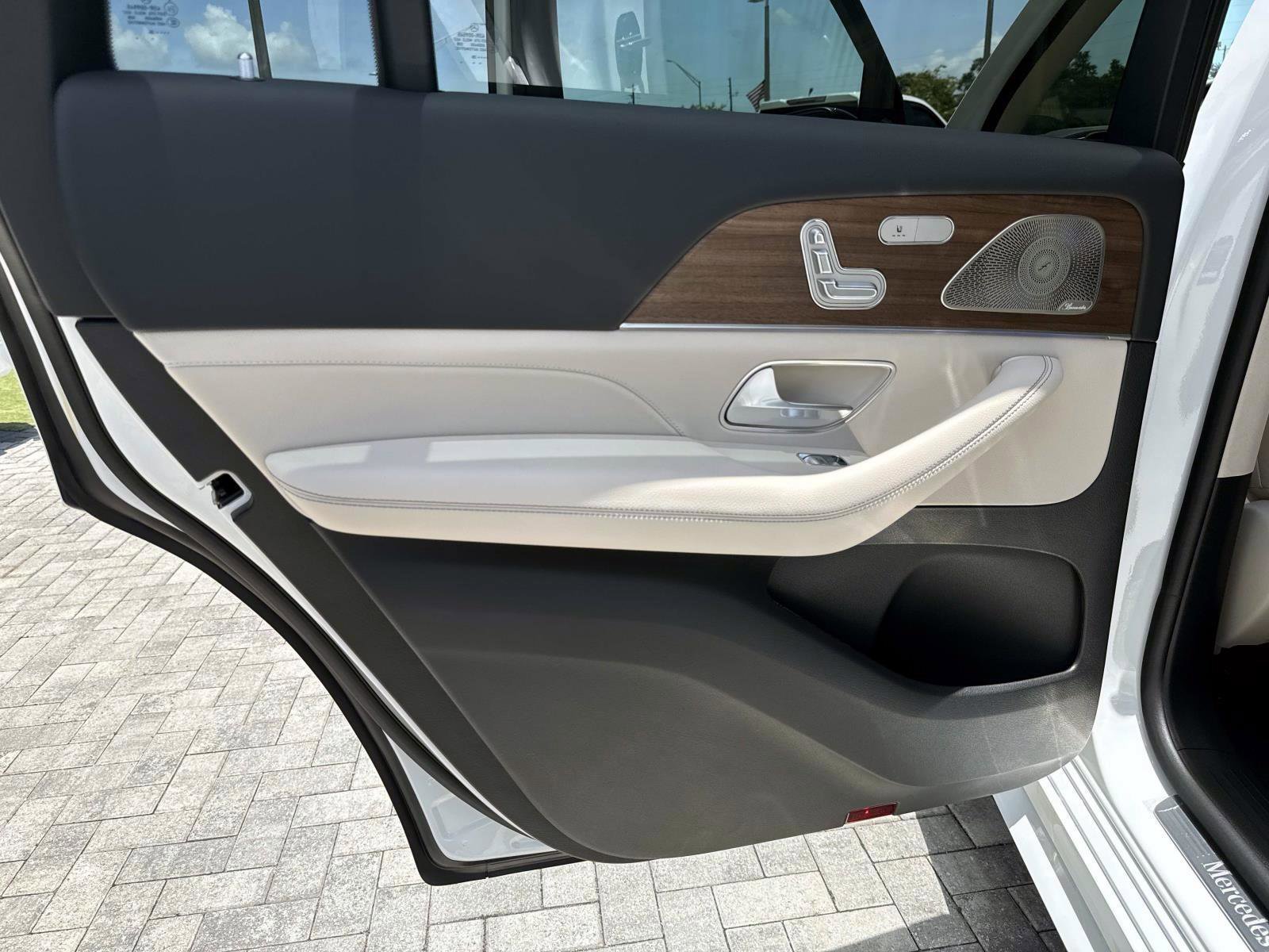 New 2026 Polar White Mercedes-Benz 450 4MATIC® SUV image 12