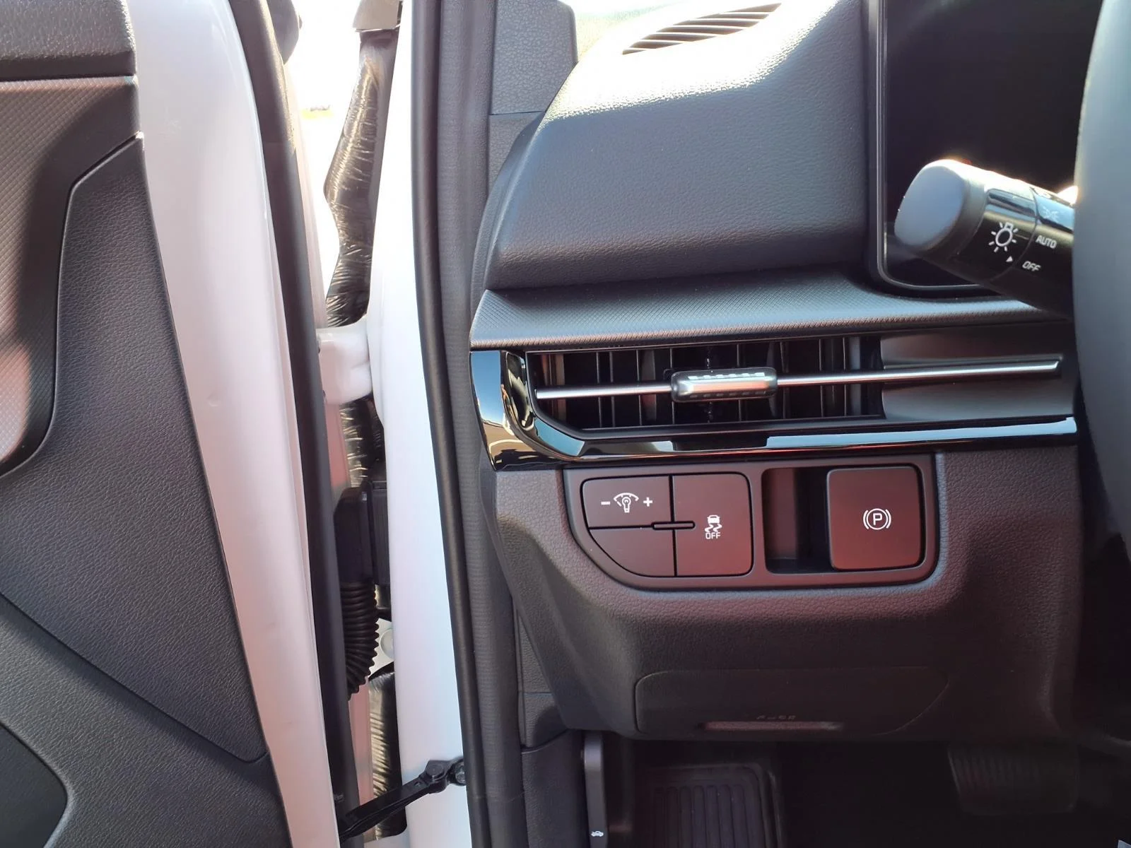 New 2026 Glacial White Pearl Kia LX image 10