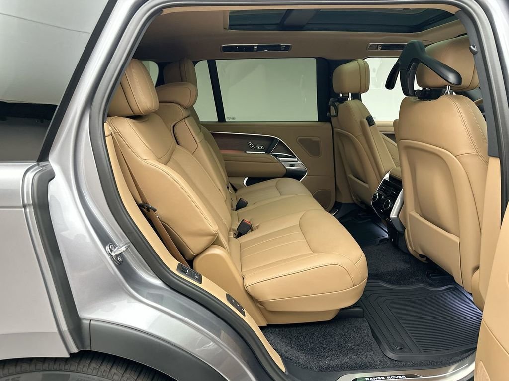 New 2026 Eiger Grey Metallic Land Rover SE image 7