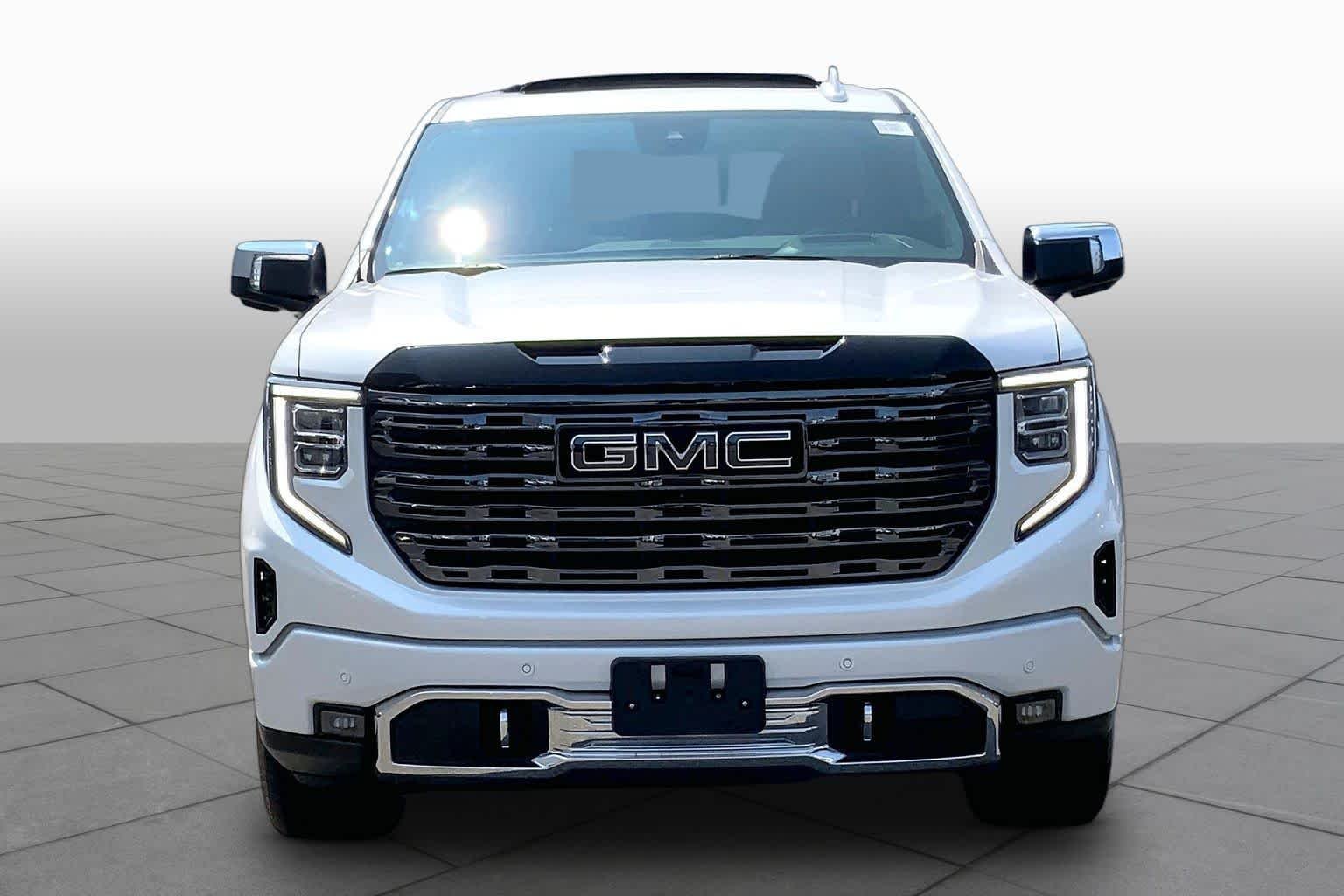 Used 2025 White Frost Tricoat GMC Denali Ultimate image 4