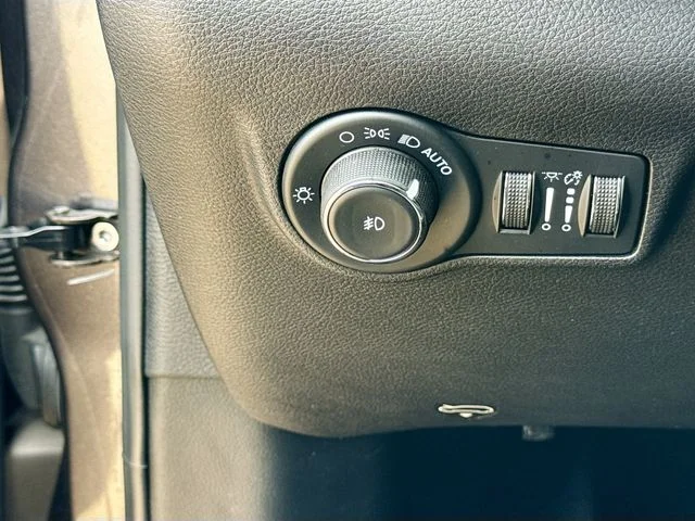 Used 2023 Gray Jeep Altitude image 10