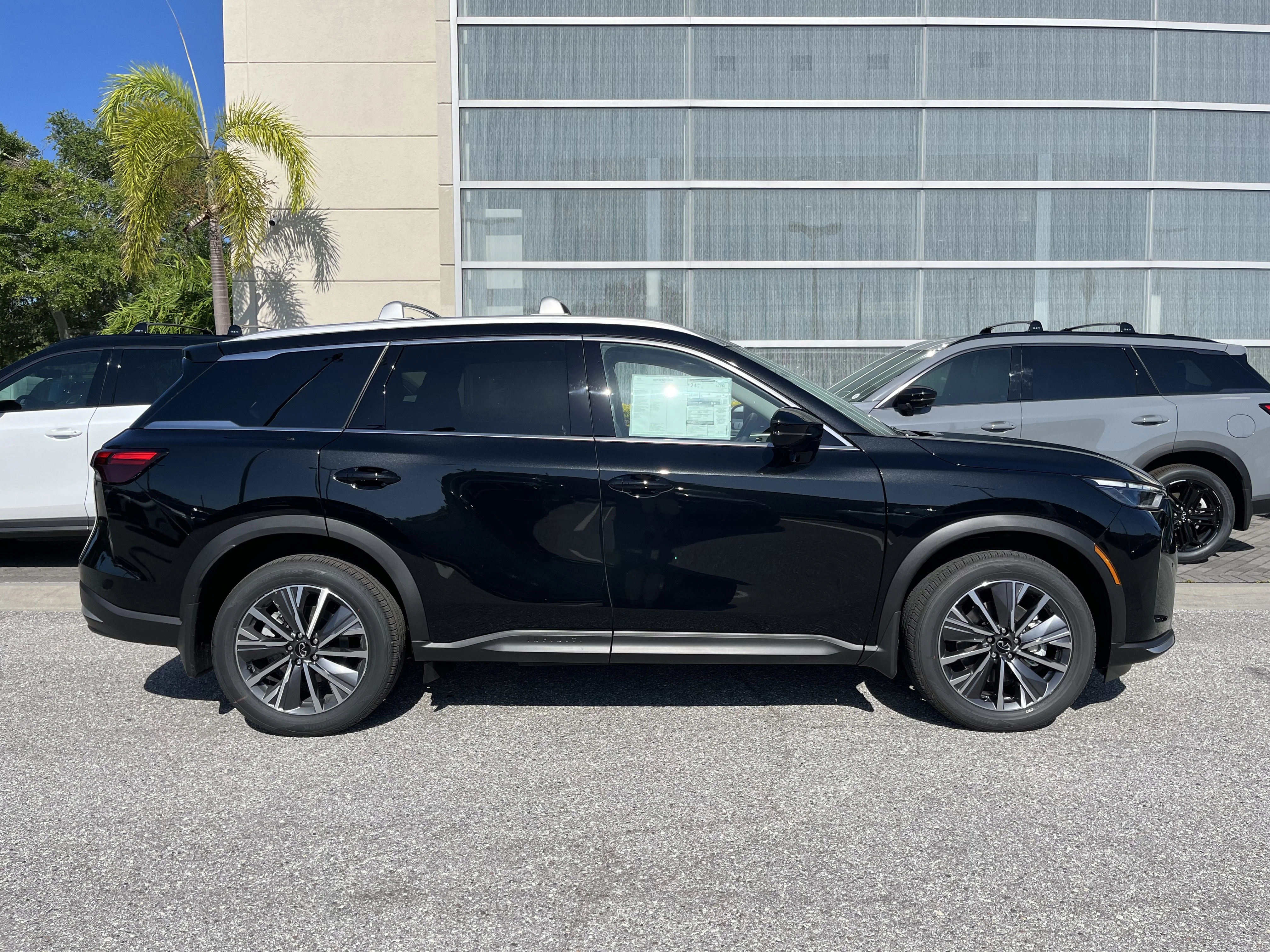 New 2027 Mineral Black INFINITI LUXE image 7