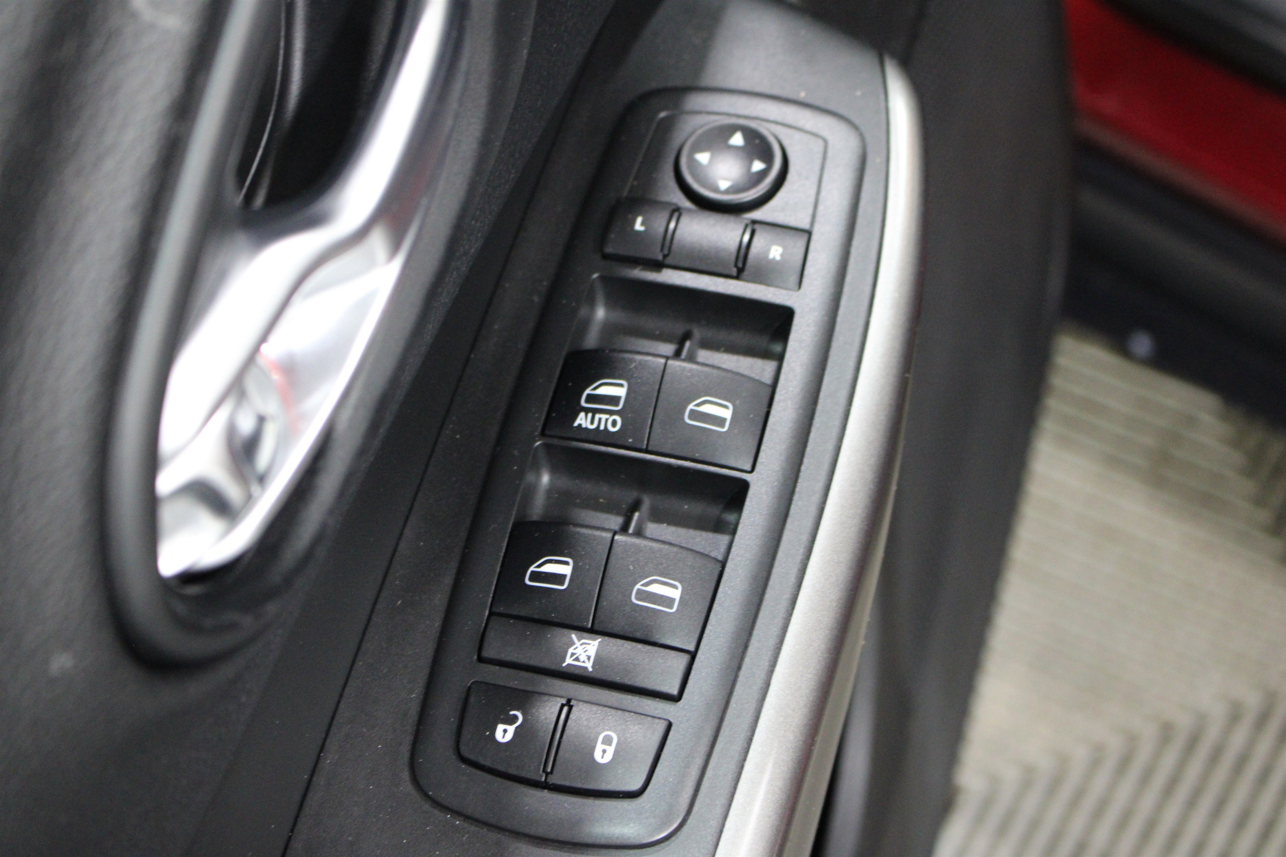 Used 2019 Velvet Red Pearlcoat Jeep Latitude image 7