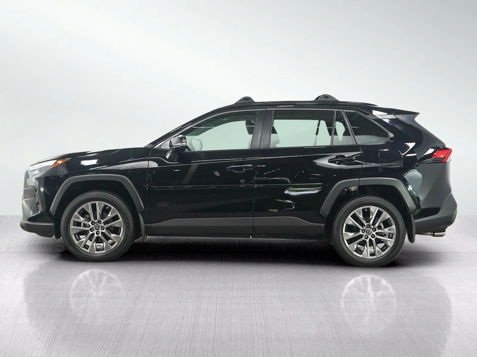 Used 2022 Toyota RAV4 XLE Premium with VIN 2T3C1RFVXNC205279 for sale in Burnsville, Minnesota
