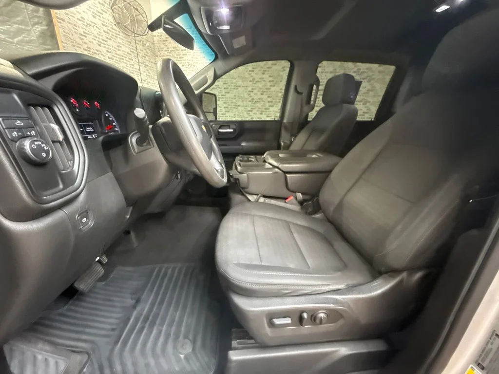 Used 2022 Silver Ice Metallic Chevrolet Custom image 21
