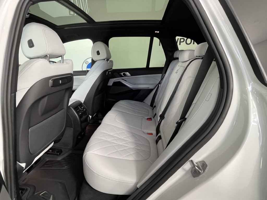 Used 2026 White BMW xDrive40i image 22