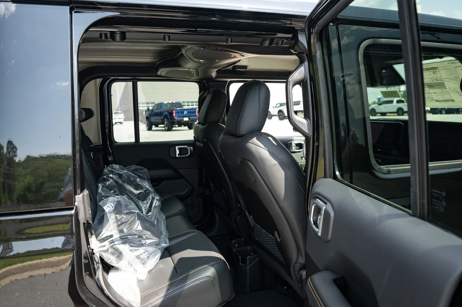 New 2026 Black Clear-Coat Exterior Paint Jeep Sahara image 20