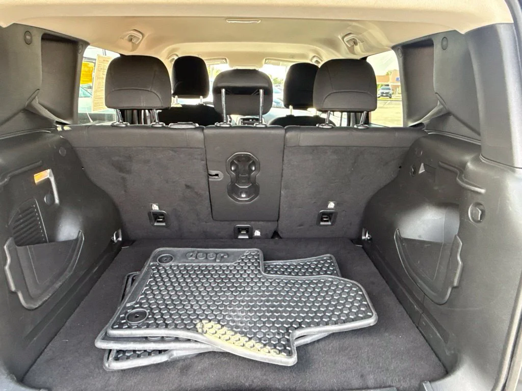 Used 2022 Black Jeep Latitude image 32