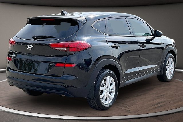 Used 2020 Black Hyundai SE image 2