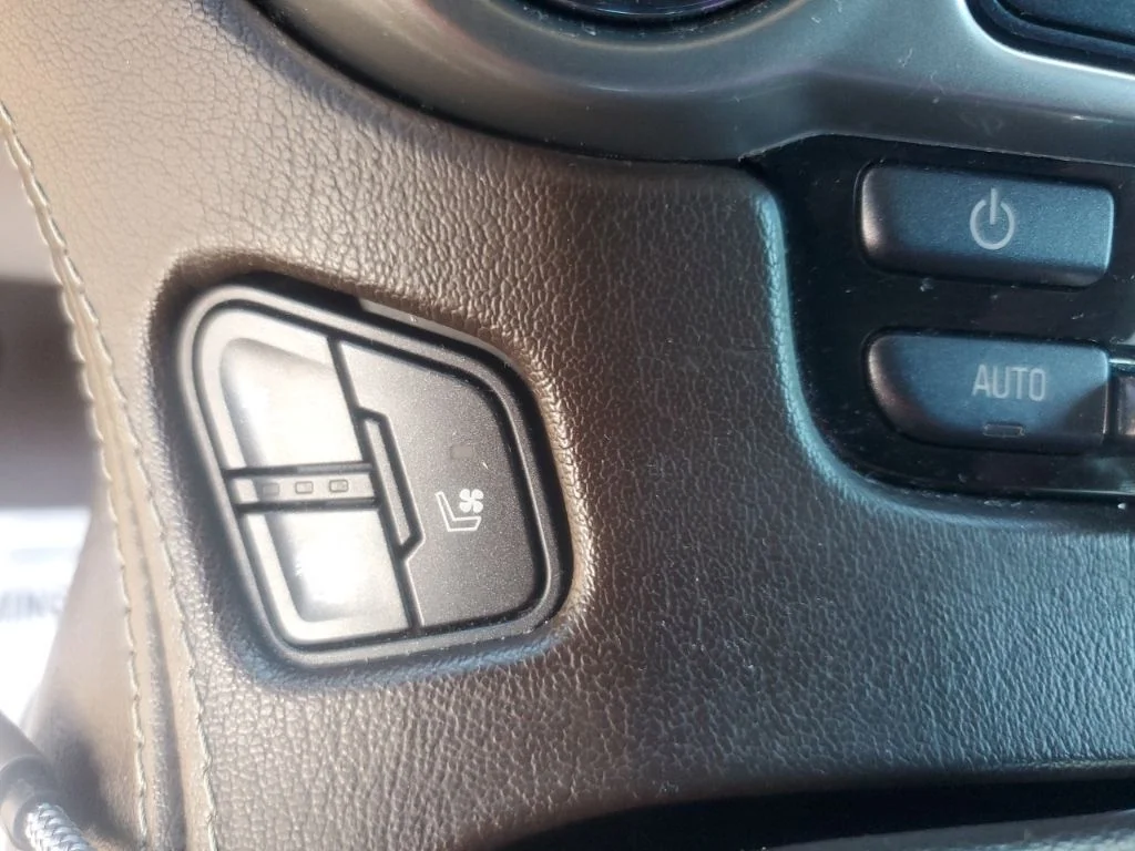 Used 2018 Red Chevrolet Premier image 23