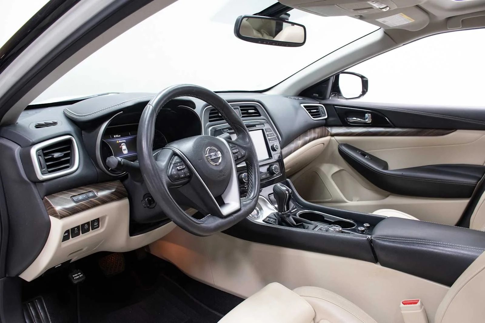 Used 2017 Pearl White Nissan Platinum image 13