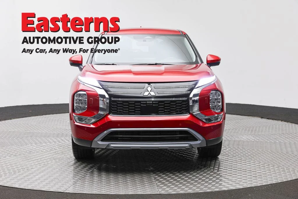 Used 2025 Red Mitsubishi SE image 2