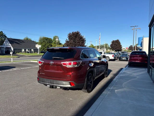 Used 2016 Red Toyota XLE V6 image 2