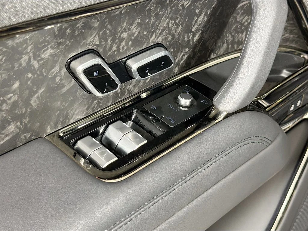 Used 2023 Gray Land Rover SE Dynamic image 18