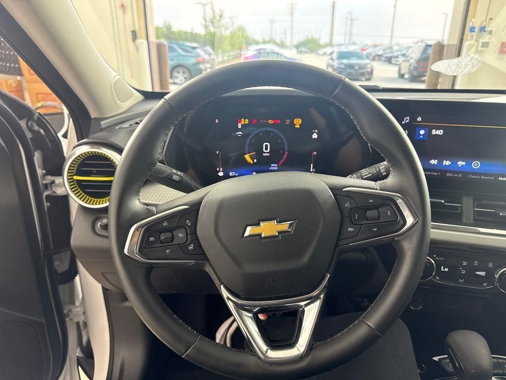 Used 2025 White Chevrolet LT image 18