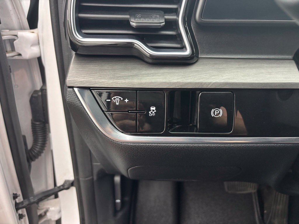 Used 2023 White Kia X-Line image 29