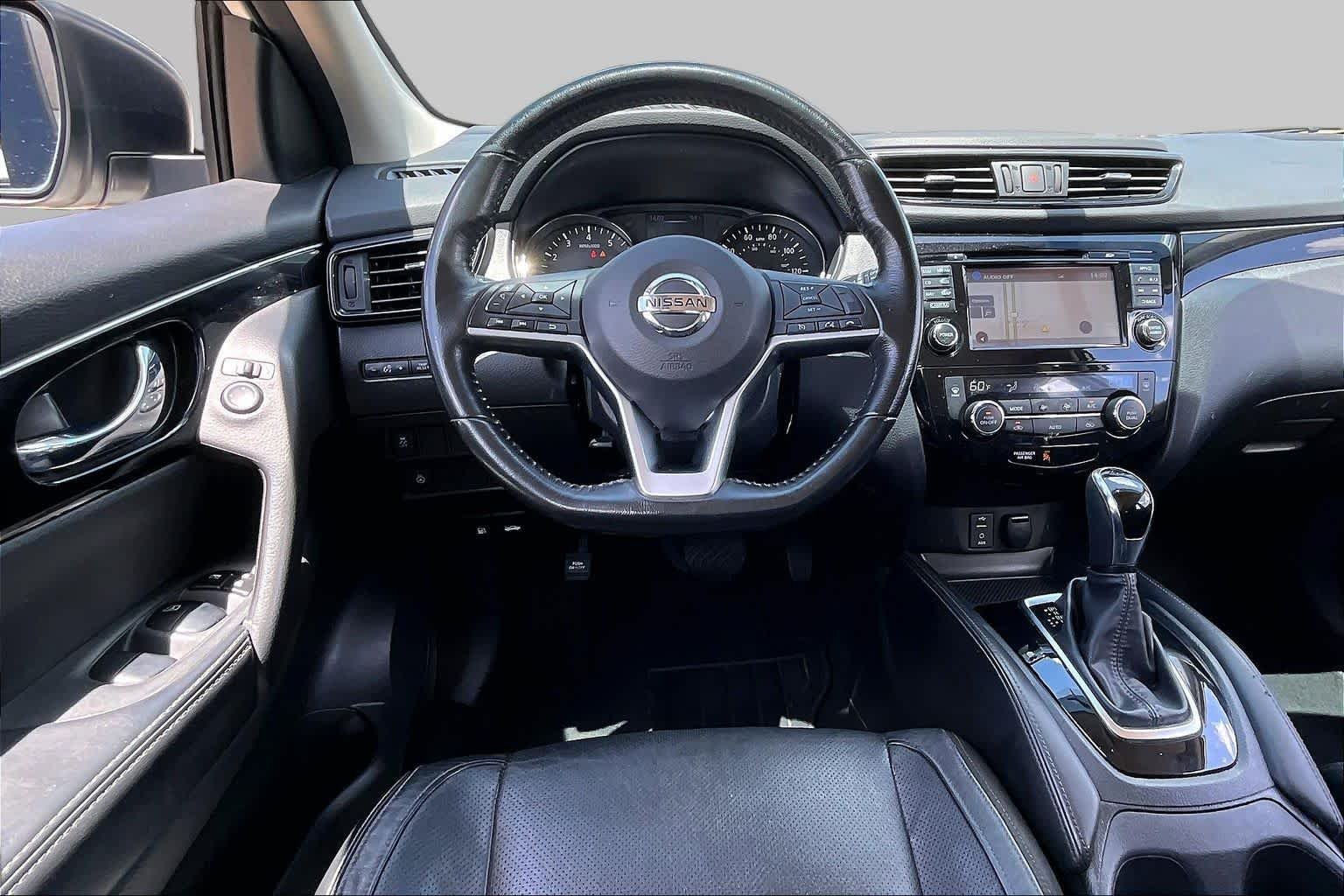 Used 2017 Pearl White Nissan SL image 5