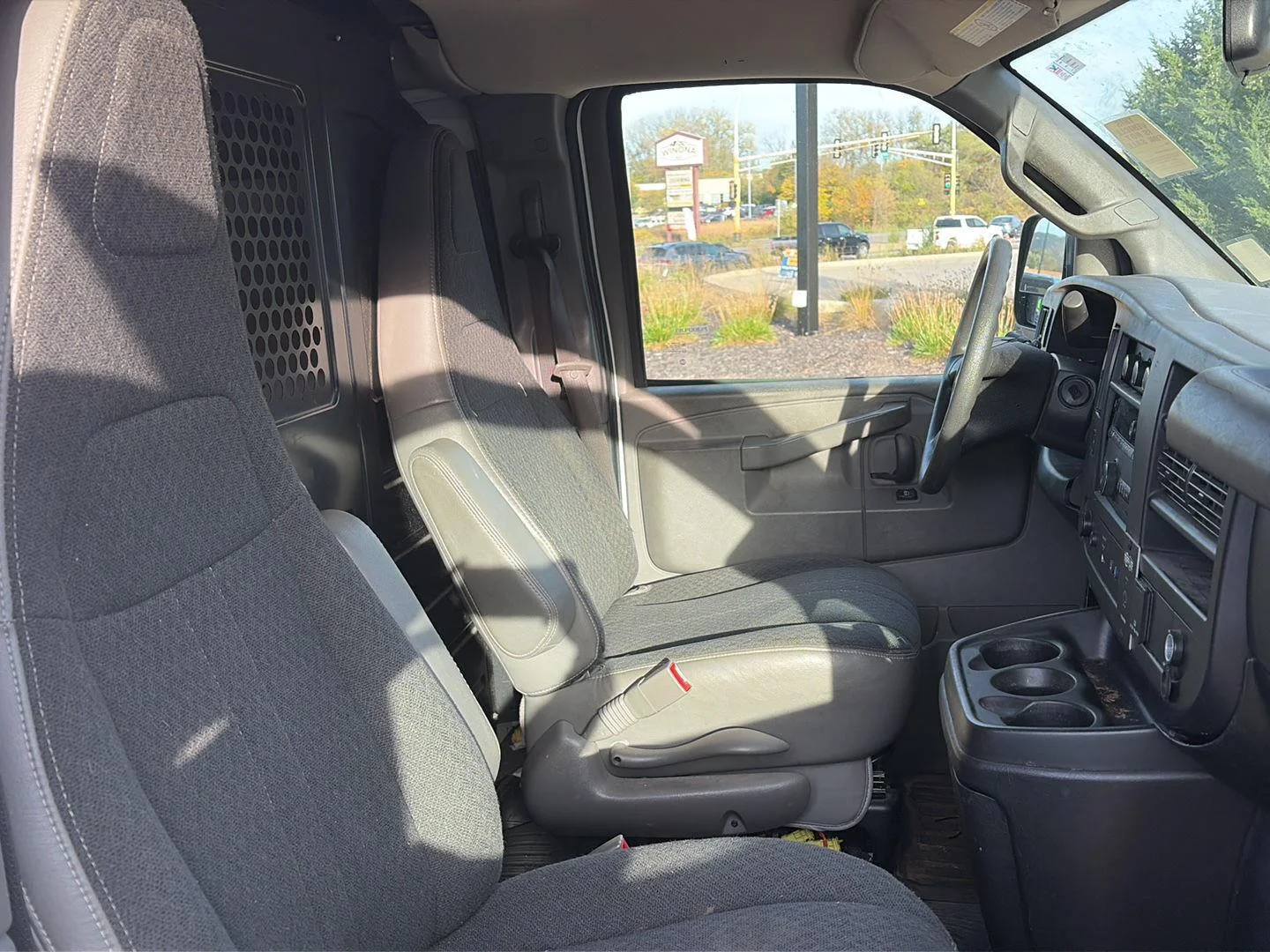 Used 2019 SUMMIT WHITE GMC VAN 2500 RWD 135" image 26