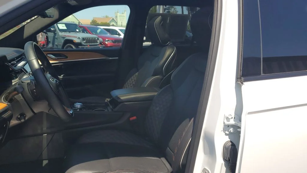 Used 2022 White Jeep Summit Reserve 4xe image 21