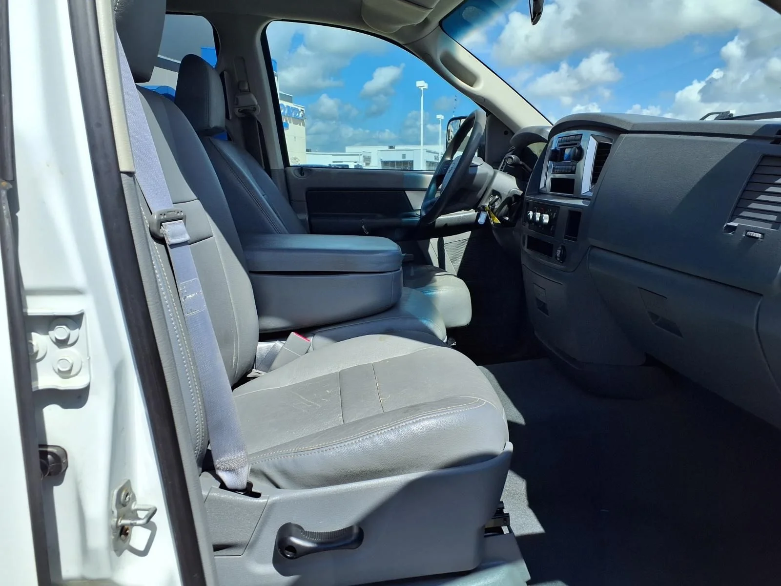 Used 2007 White Dodge SLT image 13