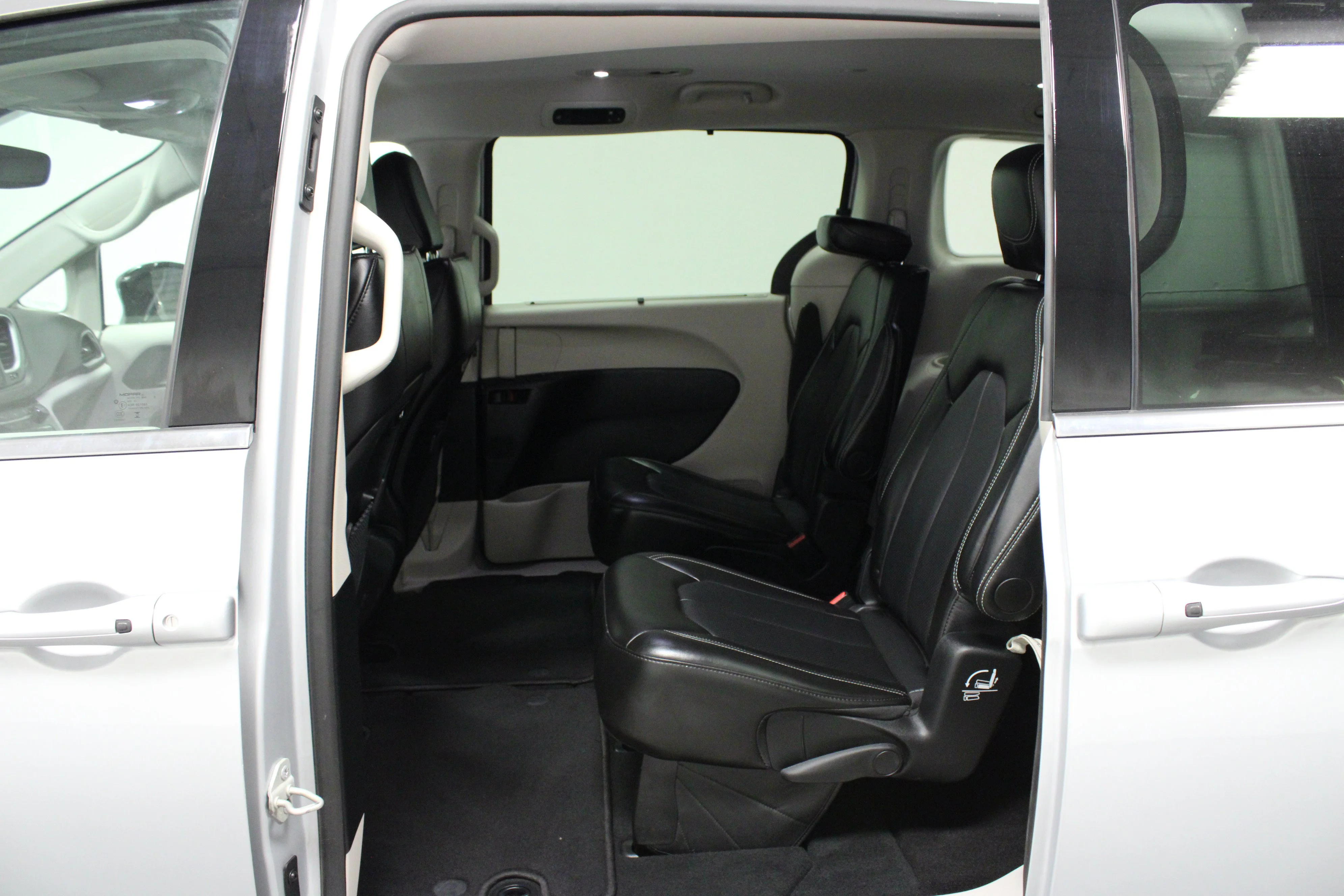 Used 2024 Silver Mist Clearcoat Chrysler Touring L image 13