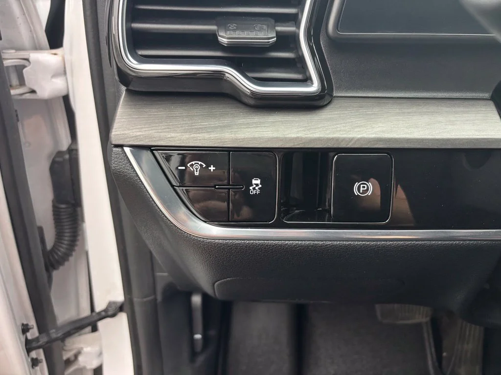 Used 2023 White Kia X-Line image 29