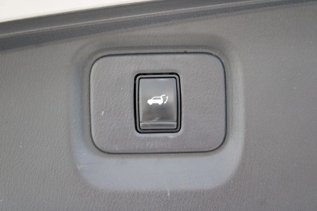 Used 2018 Silver Nissan SL image 9