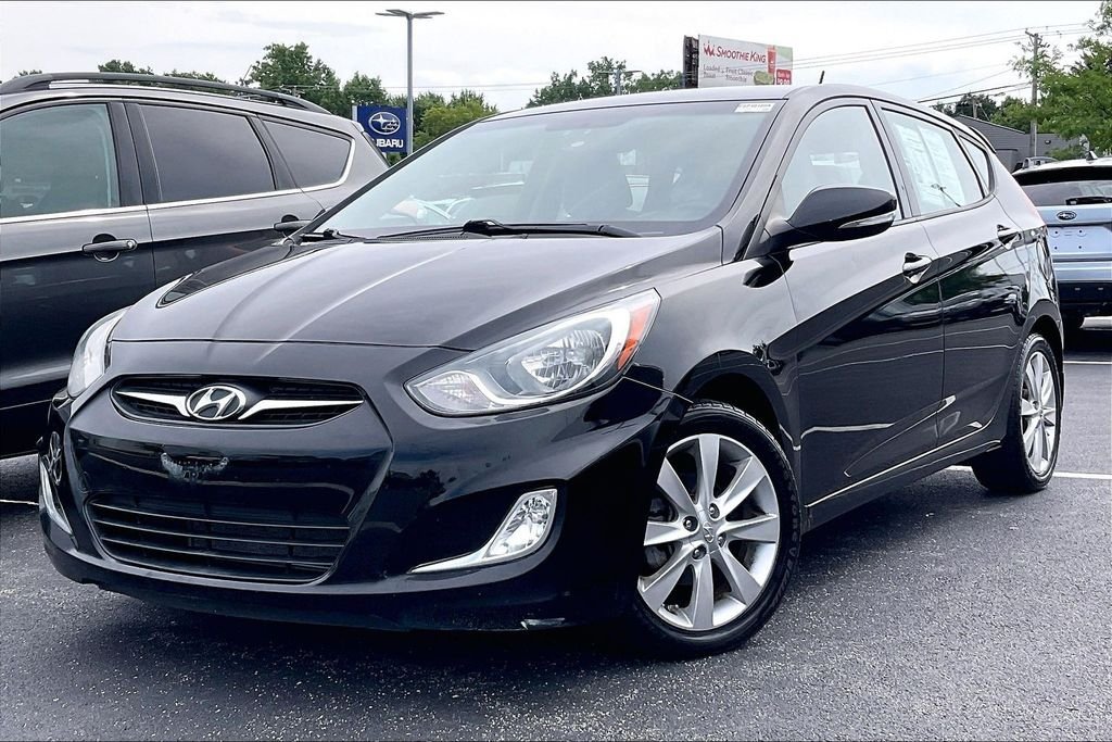 Used 2013 Black Hyundai SE image 11