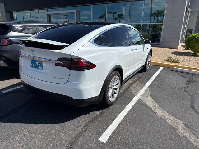 Used 2020  Tesla  image 4