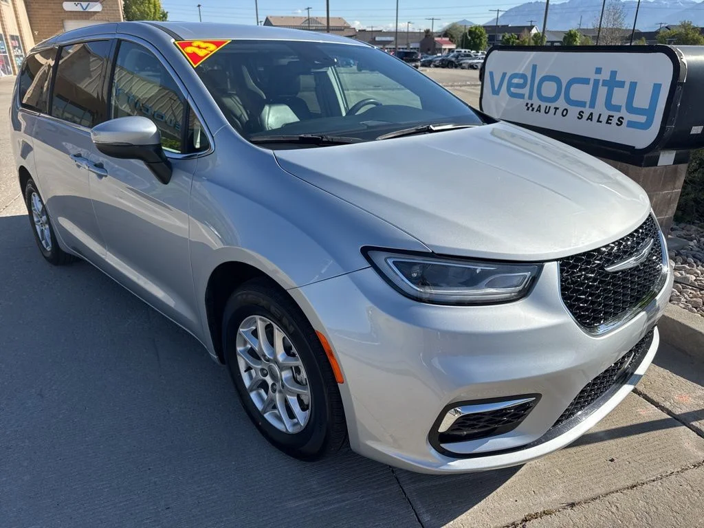 2023 Chrysler Pacifica Touring L's photo