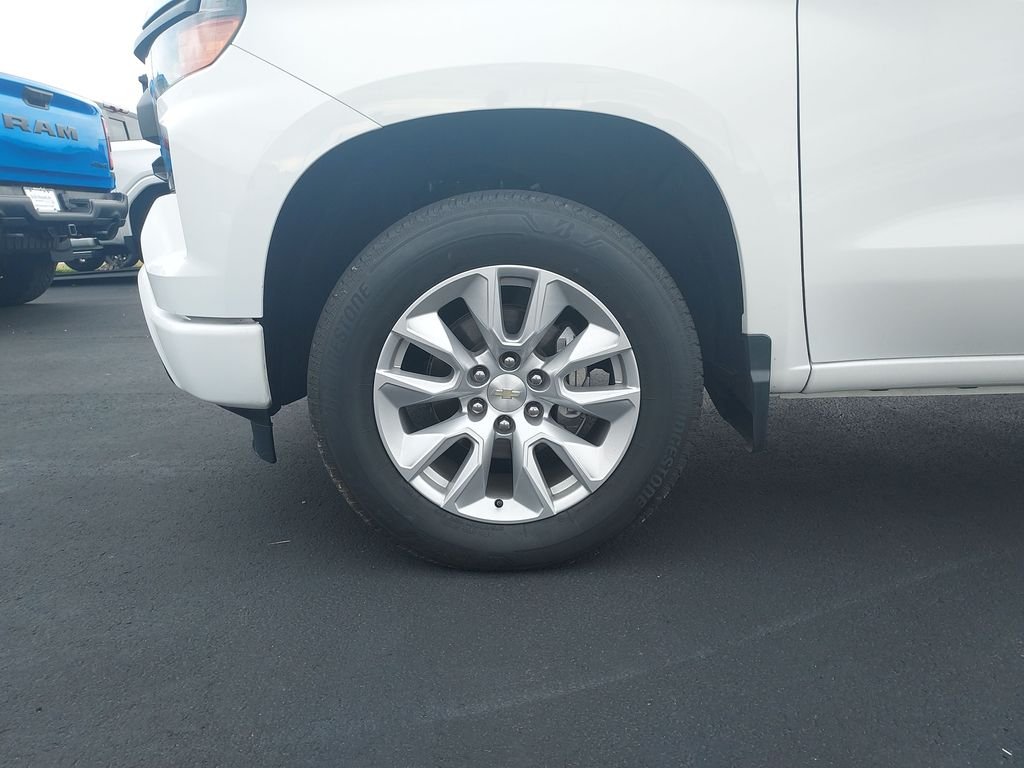 Used 2023 White Chevrolet Custom image 10