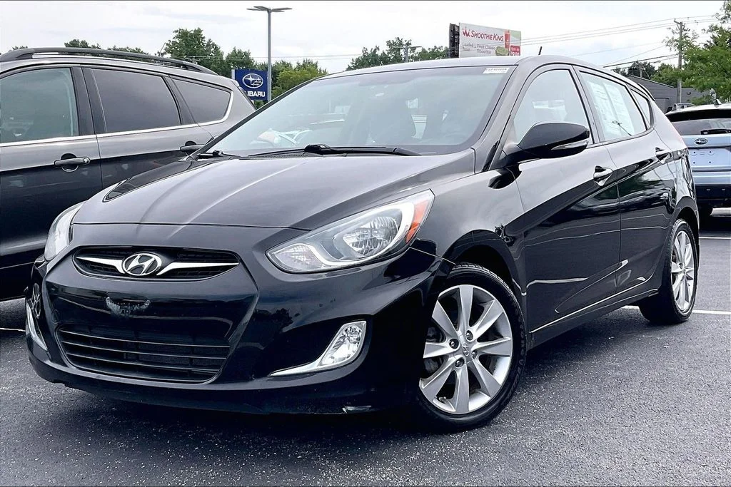 Used 2013 Black Hyundai SE image 11