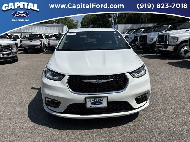 Used 2024 White Chrysler Touring L image 3