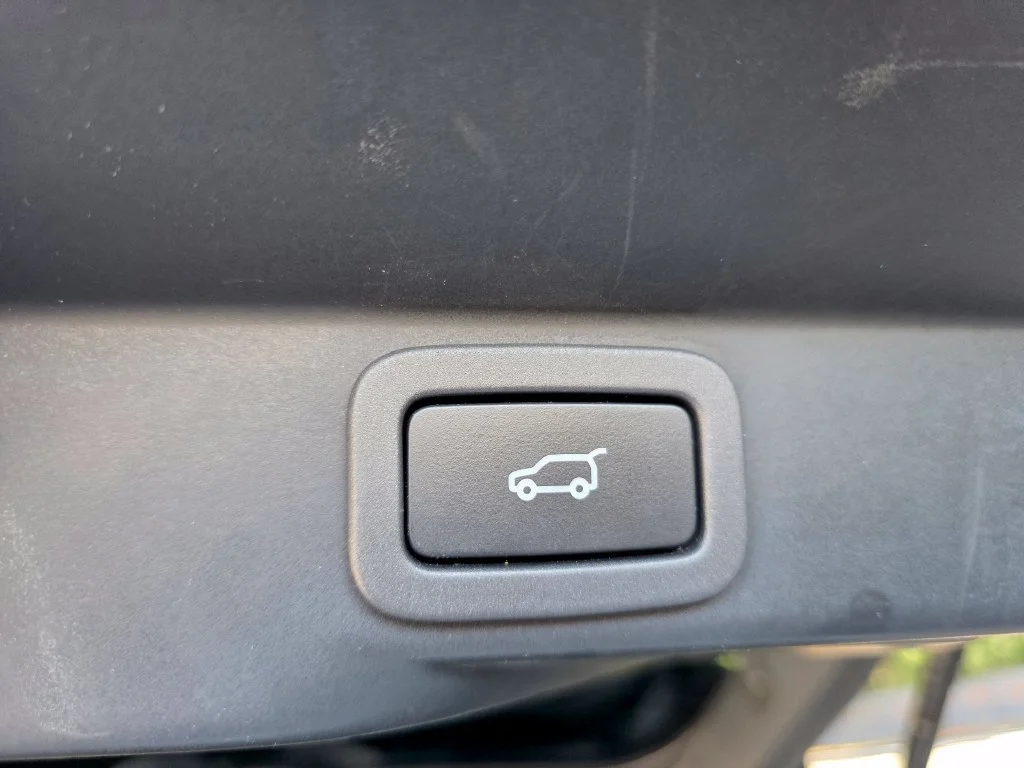 Used 2018 White Land Rover SVR image 37