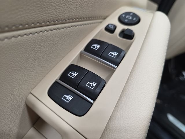 Used 2022 Arctic Grey Metallic BMW xDrive45e image 27