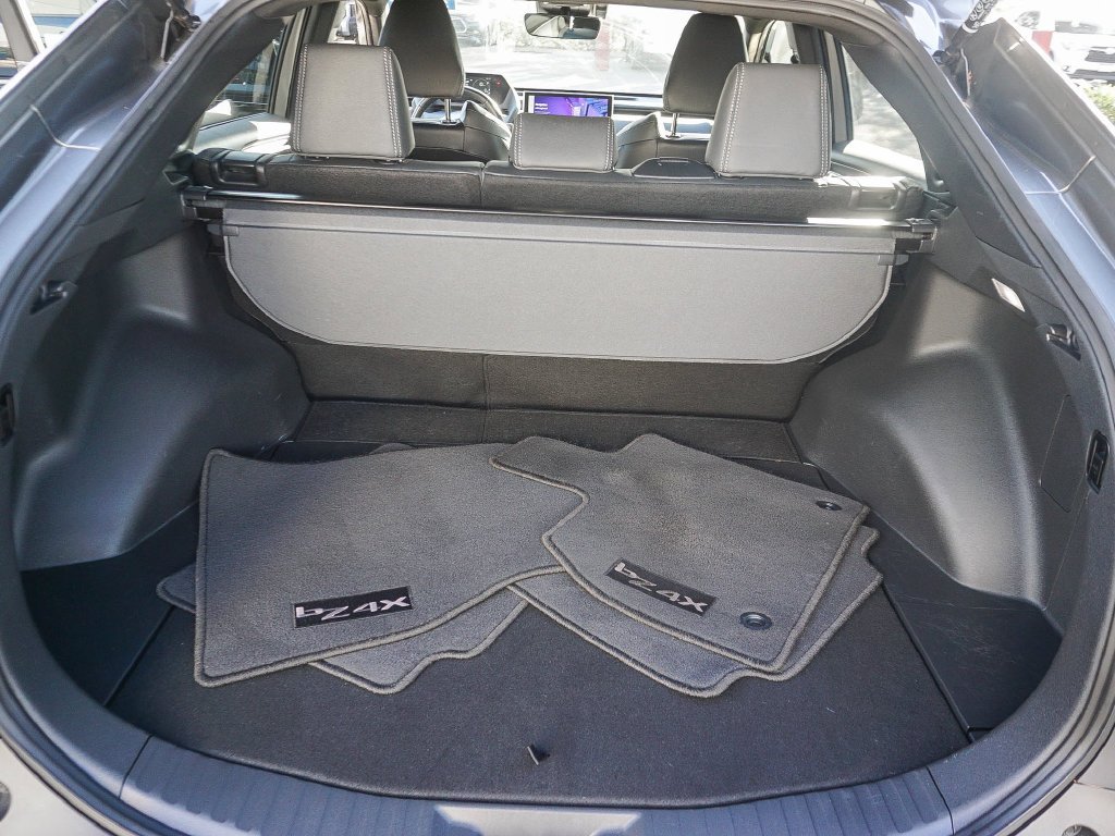 Used 2023  Toyota XLE image 24