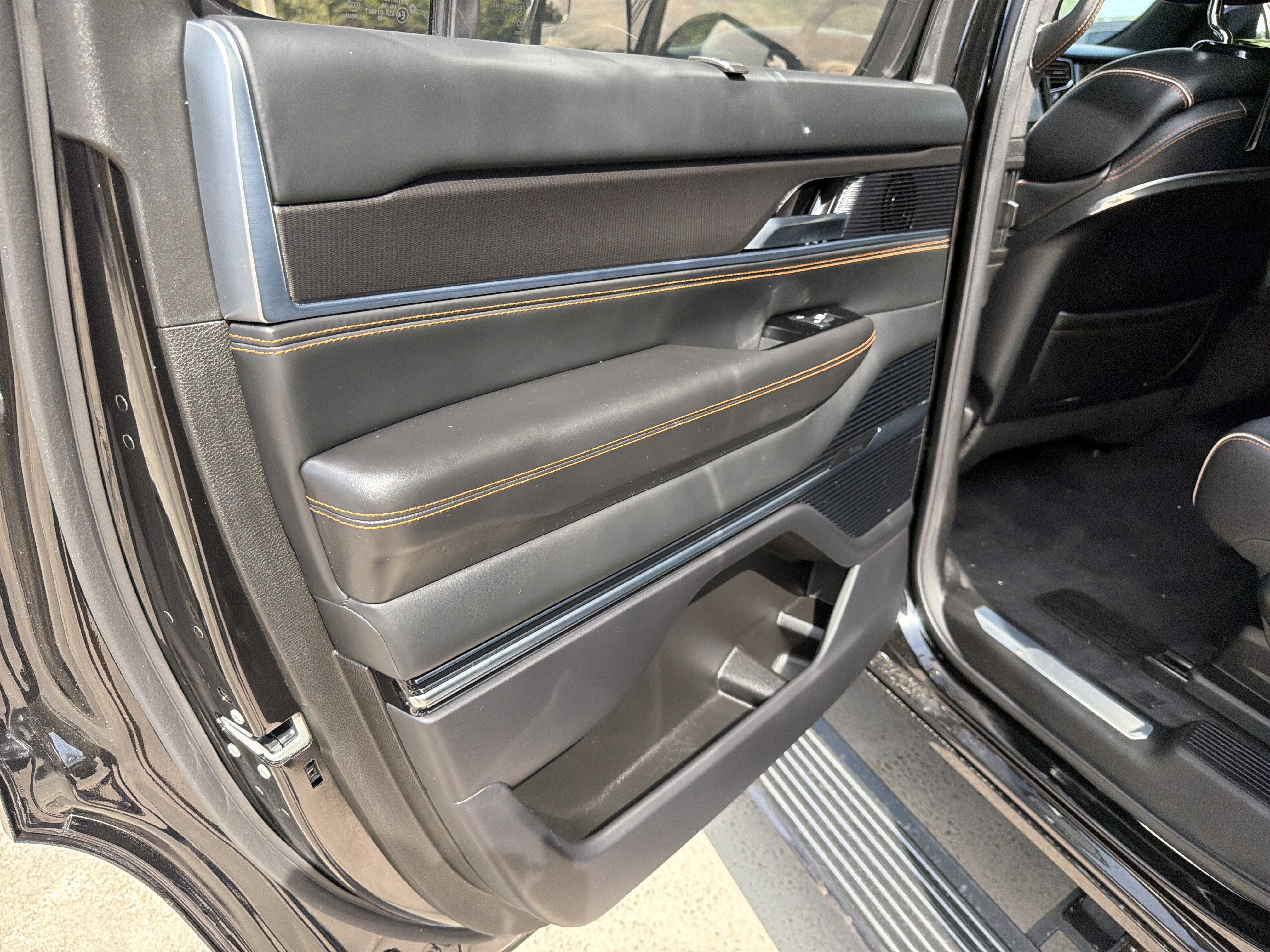 Used 2024 Diamond Black Crystal Pearlcoat Jeep Series III Obsidian image 19
