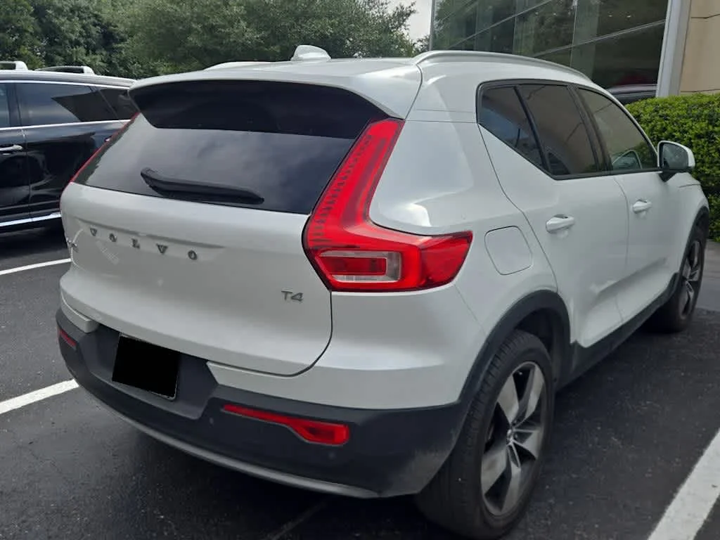 Used 2021 Crystal White Metallic Volvo Momentum image 5