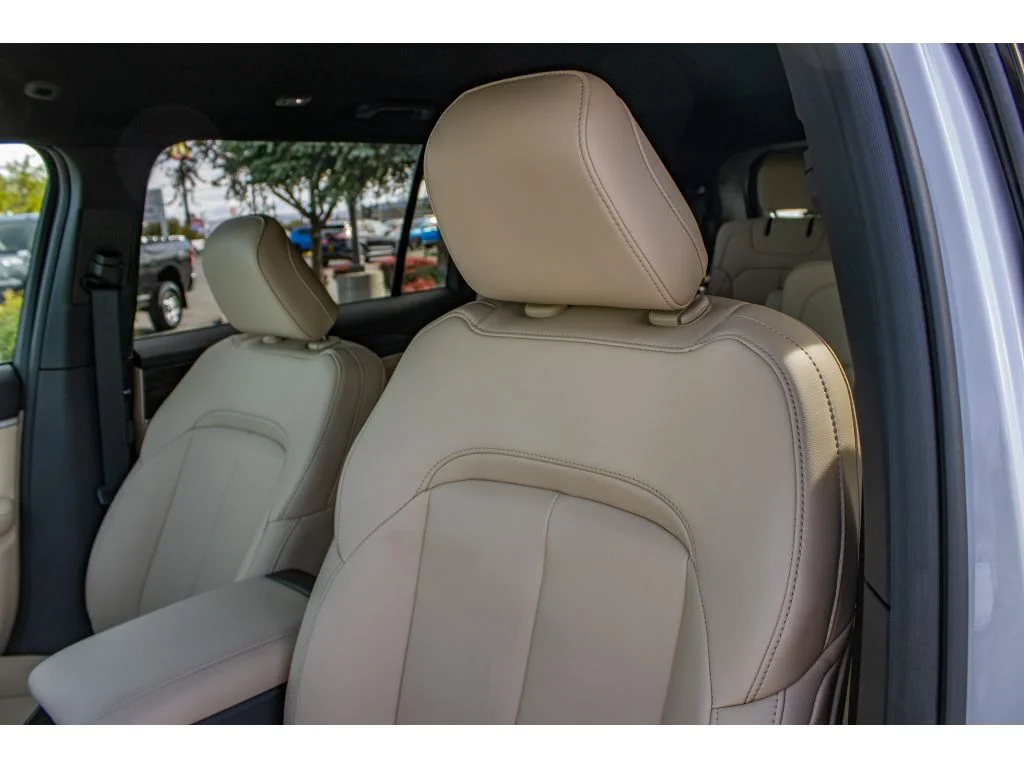 New 2026 Bright White Clear-Coat Exterior Paint Jeep Limited image 33