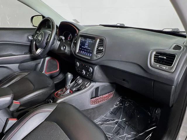 Used 2019 Silver Jeep Trailhawk image 36