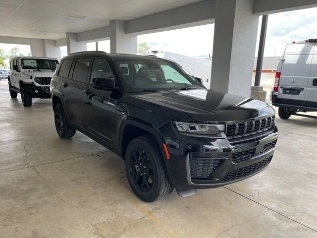 New 2026 Diamond Black Crystal Pearl-Coat Exterior Paint Jeep Altitude image 6